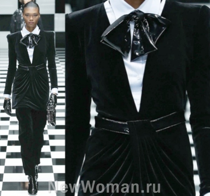 элегантный женский брючный костюм от итальянского модного дома Emporio Armani: бархатное платье-сарафан поверх бархатных черных брюк