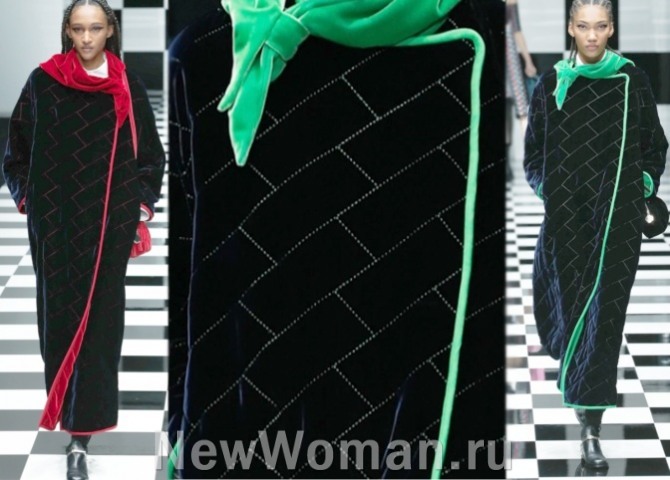 декор модных женских пальто 2023 года - контрастная окантовка. На фото - черные стеганые пальто из бархата с красной и зеленой отделкой.
