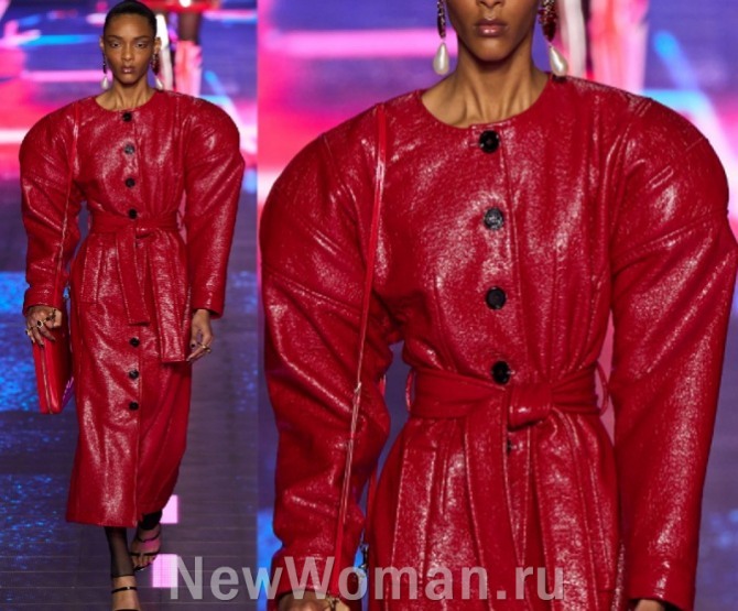 итальянский красный кожаный однобортный плащ мидакси 2023 года - с рельефной фактурой, без воротника, с поясом и пышными рукавами в стиле рукав-окорок - от бренда Dolce & Gabbana, Милан