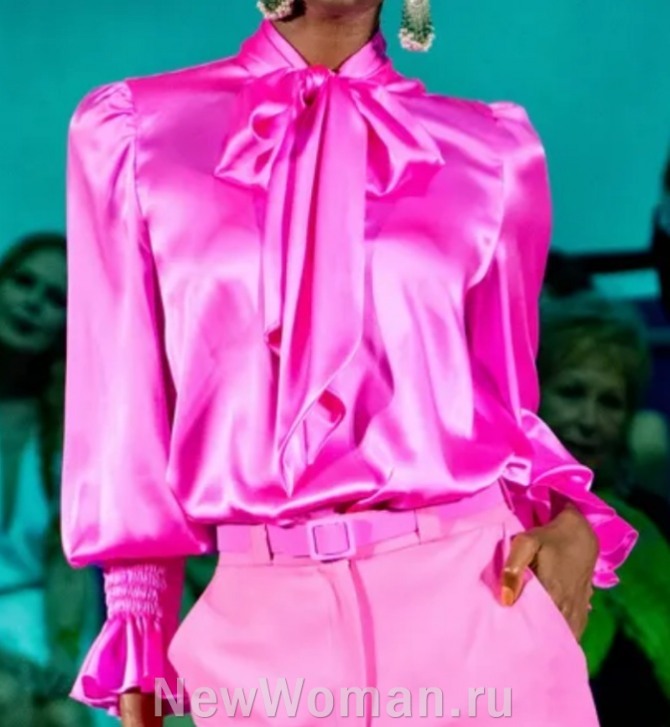 ярко-розовая блузка в романтическом стиле с воротником-галстуком