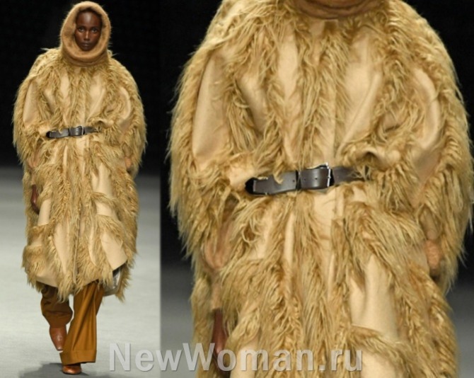 зимний женский плащ Alberta Ferretti RTW Fall 2022 с декором - вертикальными полосами из меховых перьев