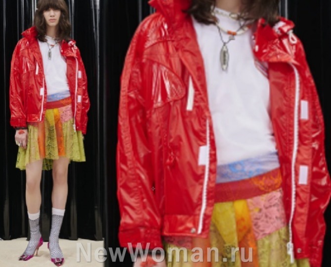 летняя нейлоновая куртка женская глянцевого клубнично-красного цвета - Dsquared2, Милан, Resort 2023