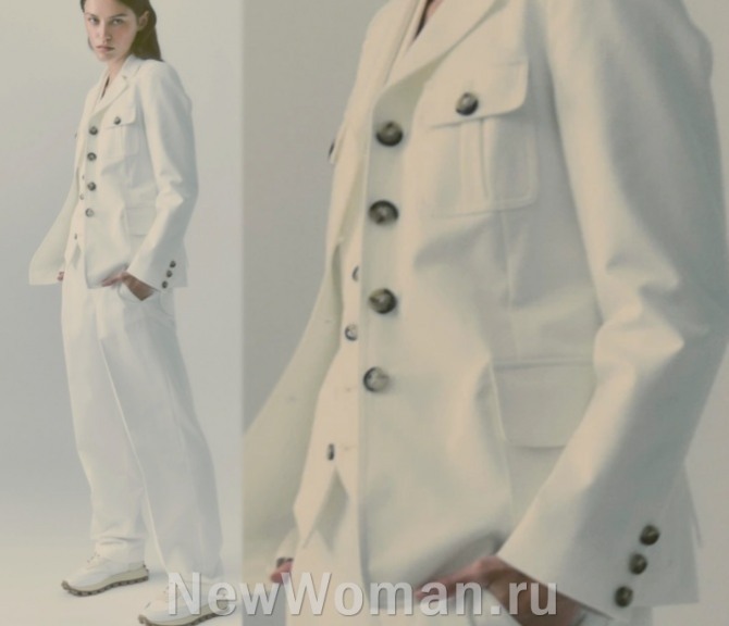 стиль милитари, женский брючный белый костюм брюки плюс китель с темными пластмассовыми пуговицами, Италия