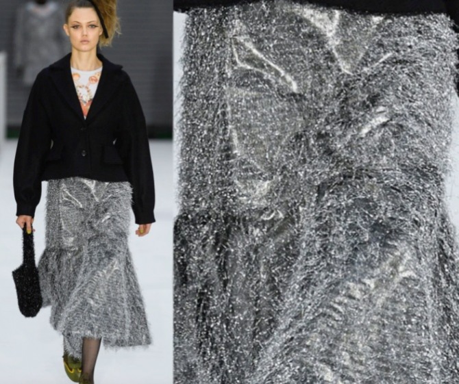 юбка миди фасона трампет серебряного цвета из металлизированной ткани с длинным ворсом по всему полотну юбки - фото из коллекции Molly Goddard RTW Fall 2022, Лондон