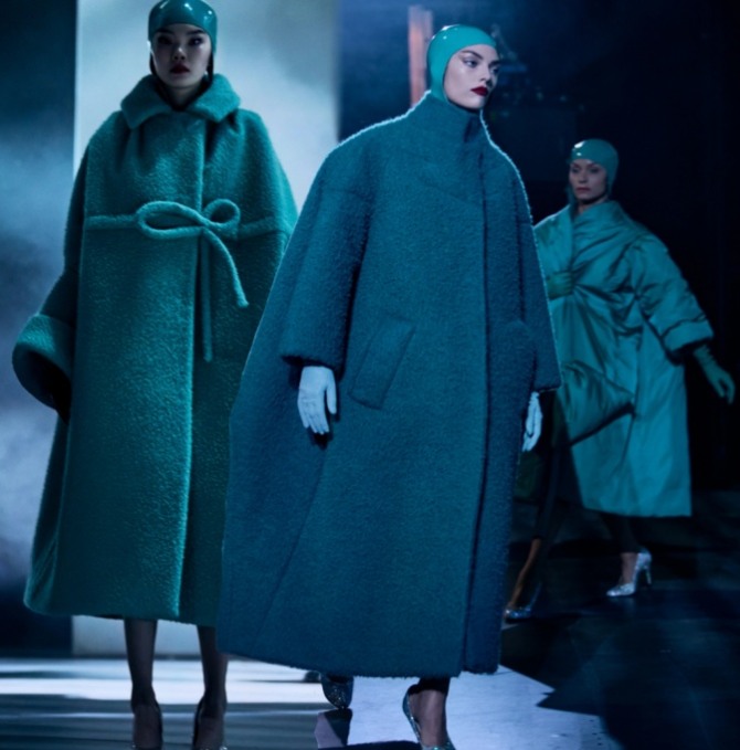 пальто оверсайз зеленого цвета сезон осень-зима 2023 года - Maison Margiela Artisanal Couture Fall 2022, Париж