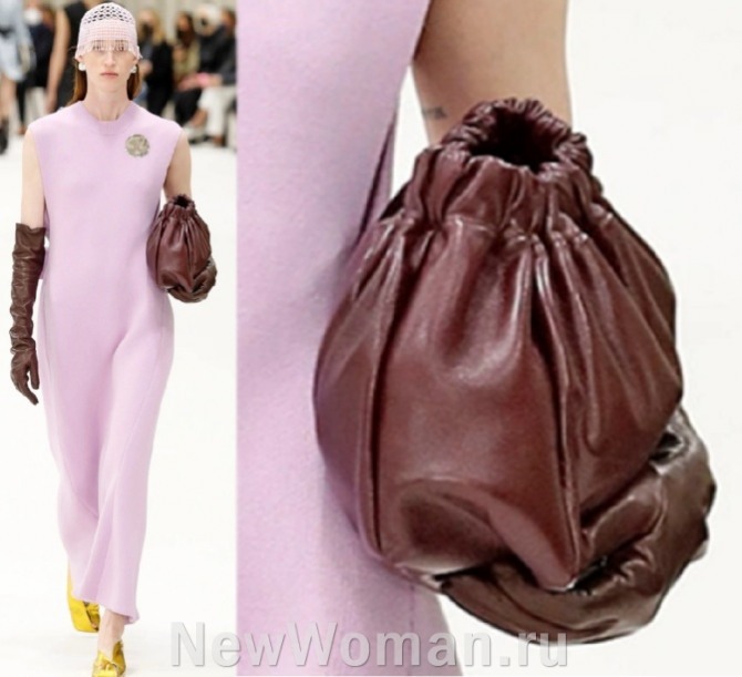 кожаный клатч в форме киста и высокие кожаные перчатки - модный аксессуар 2023 года к розовому длинному платью макси