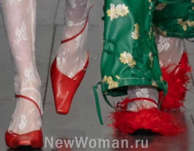 туфли 2023 года красного цвета - кожаные и меховые, фото из коллекции Yuhan Wang