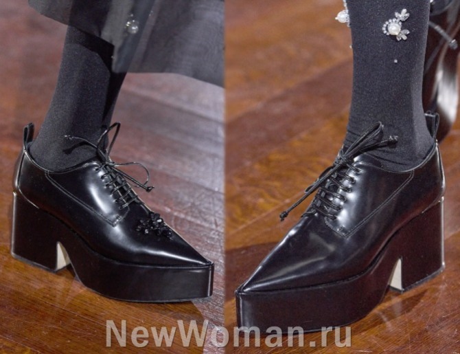 какие черные женские туфли для офиса самые модные в 2023 году -  дерби в английском стиле, с острым мысом на платформе, показ Simone Rocha, FALL 2022 READY-TO-WEAR, Ирландский бренд на неделе моды в Лондоне