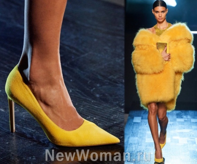  туфли-лодочки желтого цвета, стильная женская обувь сезона осень-зима 2023 года, Michael Kors Collection FALL 2022 READY-TO-WEAR, Неделя моды в Нью-Йорке