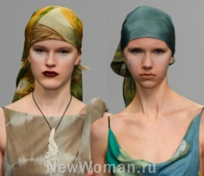  тренды в женских аксессуарах весна-лето 2023 - шелковые платки на голову в тон летнему платью