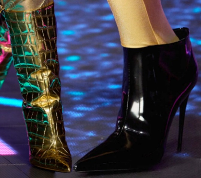 главные тенденции в сегменте женских сапог 2023 года - острый мыс от Dolce & Gabbana (Италия)