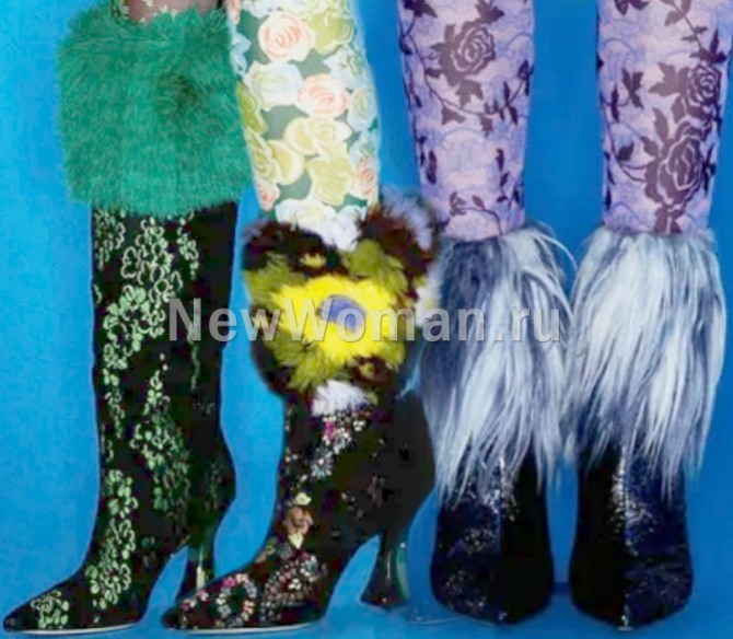 красивые женские сапоги 2023 года - принтованный цветами текстиль, меховая отделка, острый мыс, высокий каблук-рюмочка