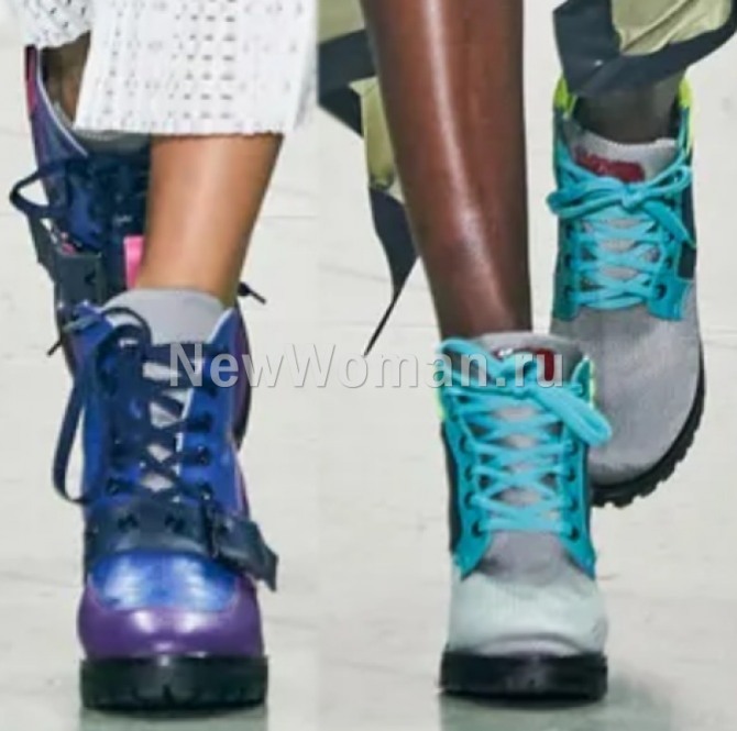 трехцветные женские ботинки хайкеры по типу горных - фото из коллекции 2023 года Bibhu Mohapatra (Неделя моды в Нью-Йорке)