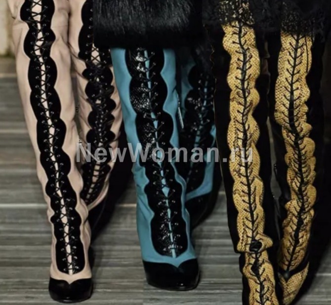 фото двухцветных высоких женских сапог-ботфортов 2023 года со шнуровкой на сезон осень-зима - модели от модного итальянского дома Gucci (Неделя моды в Милане)