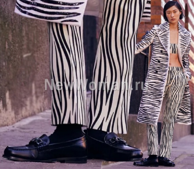 черные лоферы в комплекте с плащом с черно-белым принтом зебра - фото из коллкции Valentino PRE-FALL 2022, Неделя моды в Париже