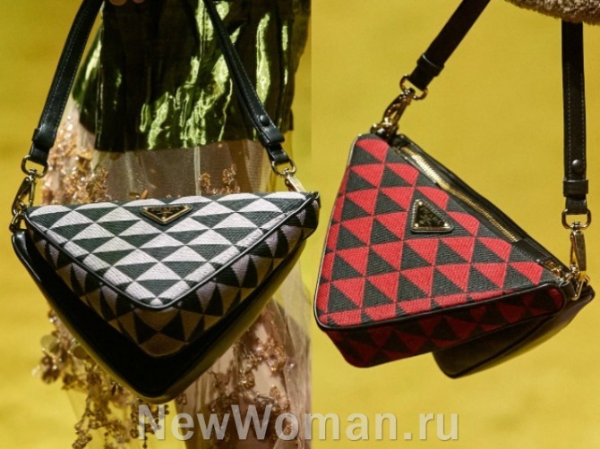 женские сумки 2023 года из Италии, с Миланской Недели моды - треугольной формы с геометрическим двухцветным поттерном - Prada, подиум в Милане