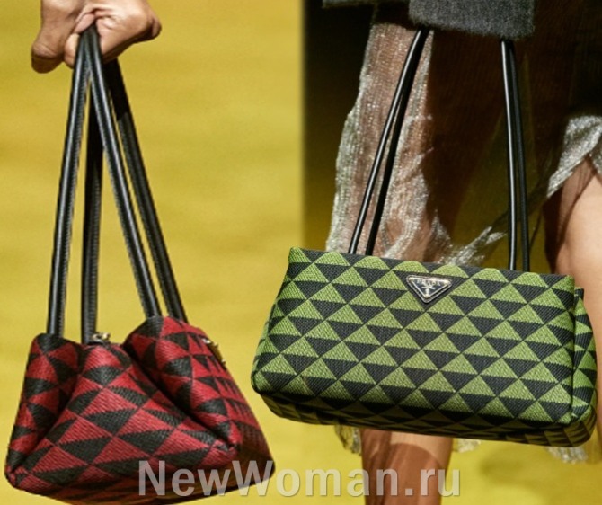 сумки из Италии с двухцветным треугольно-ромбовидным рисунком на тканевых моделях от бренда Prada, Италия