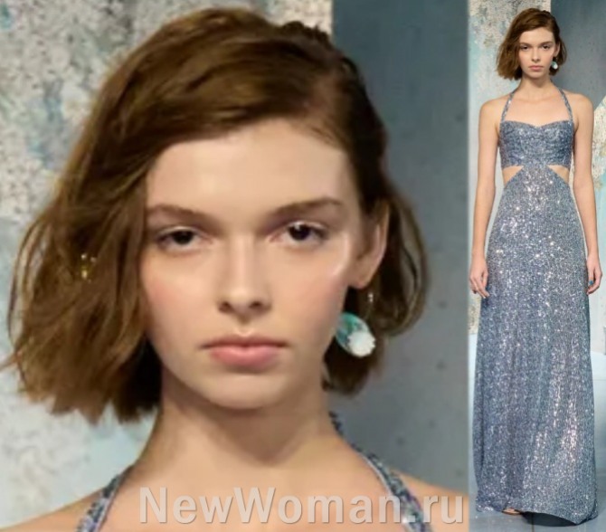 прическа для средних волос к серебристому серому вечернему платью - мода 2023 года, фото с модного показа Luisa Beccaria, SPRING 2023 READY-TO-WEAR, Миланская Неделя моды