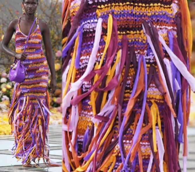 вязаное длинное летнее платье 2023 года с поперечными цветными полосами, декорированное на подоле ленточками