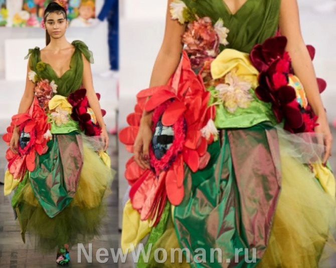 модный декор летних платьев 2023 года - банты на плечах и крупные аппликации их цветов