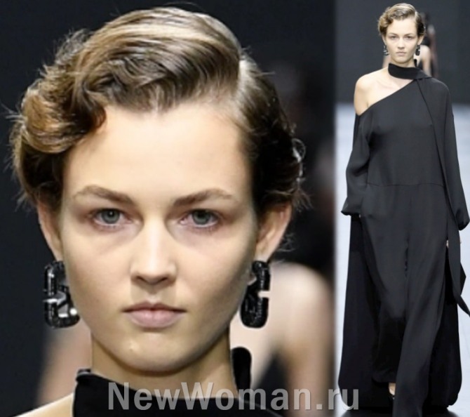 модная асимметричная укладка на коротких волосах с длинной боковой челкой к черному длинному вечернему платью - фото с показа Valentino, SPRING 2023 READY-TO-WEAR, Paris