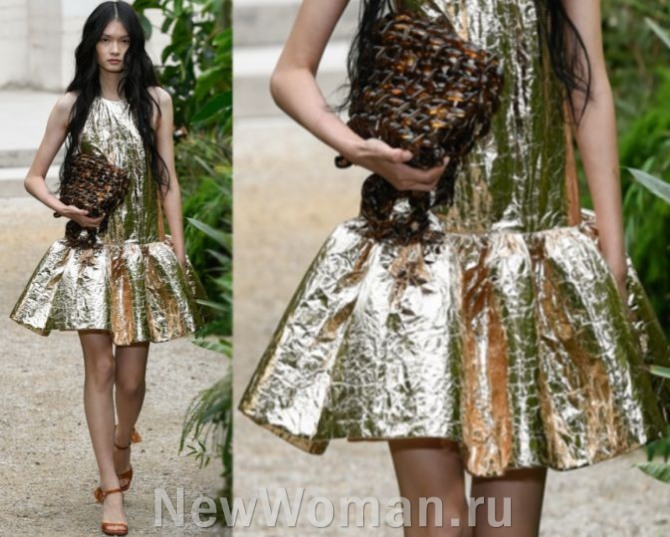 летнее платье 2023 без рукавов с удлиненной талией из металлизированной ткани цвета темного золота - подиум Zimmermann RTW Spring 2023, Парижская Неделя моды