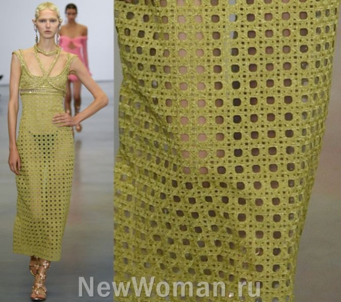 летнее платье 2023 горчичного цвета из прозрачного кружевного полотна с дырками - Giambattista Valli RTW Spring 2023, Парижская Неделя моды