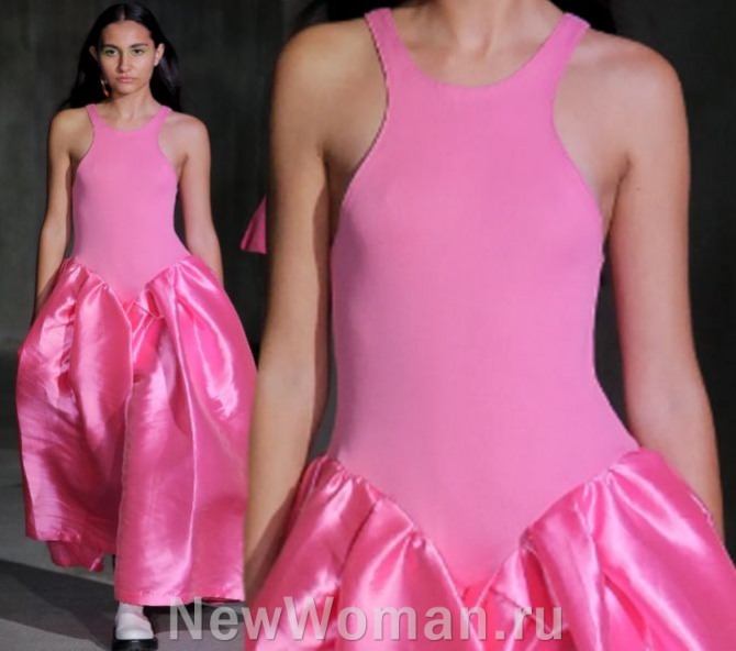 модные розовые платья сезона лето 2023 - трикотажное платье-майка с юбкой-тюльпан из блестящего материала