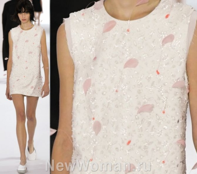 короткое белое дизайнерское платье с подиума для молодых женщин с серебряным рисунком ткани и с декором из розовых перьев - фото с модного показа Shang Xia RTW Spring 2023, Париж