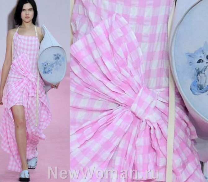 какие летние сарафаны для девушек модные в 2023 году - из клетчатого батиста в нежных бело-розовых тонах - фото из коллекции Acne Studios RTW Spring 2023, Париж