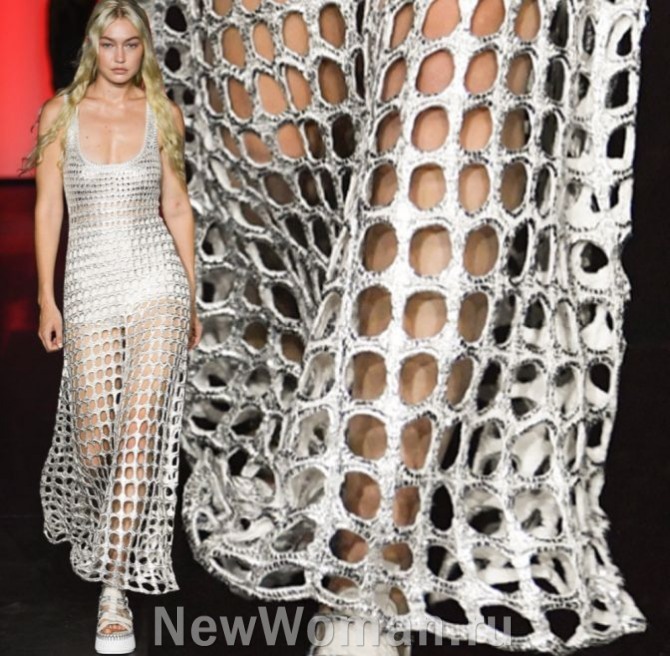 серебряное летнее платье-майка длиною макси из металлизированной сетчатой дырчатой ткани - главные тренды сезона Лето 2023