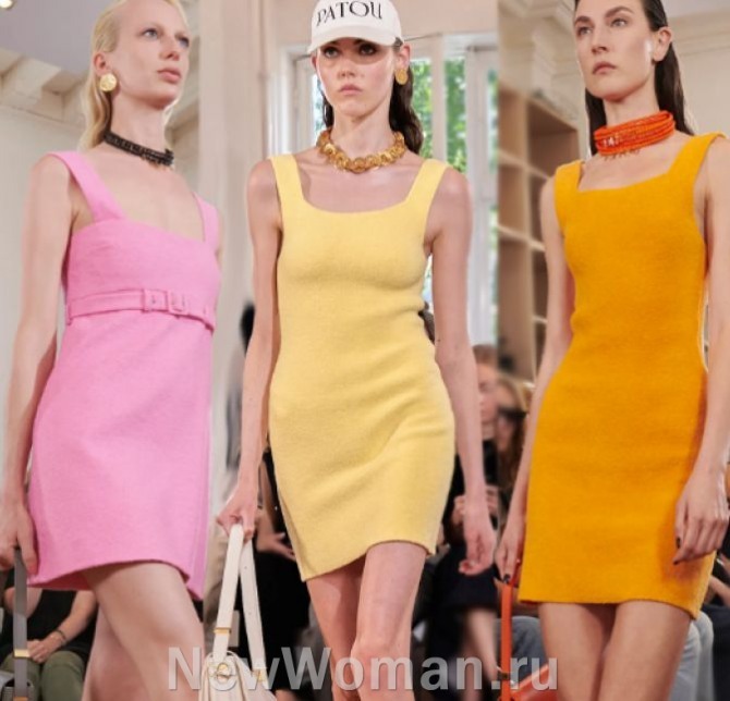 короткие цветные однотонные летние платья в минималистическом стиле - тренды лето 2023