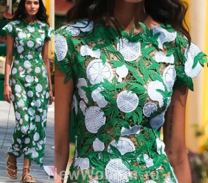 платье с коротким рукавом мидакси из сетки и фруктовых аппликаций, летняя уличная мода Нью-Йорка сезона Лето 2023 - показ Lela Rose RTW Spring 2023, Нью-Йоркская Неделя моды