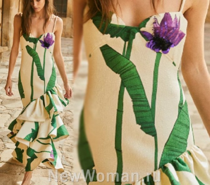 летний модный сарафан 2023 - с цветочно-растительным крупным рисунком, с отрезным косым подолом-воланом и отрезным лифом с чашечками.