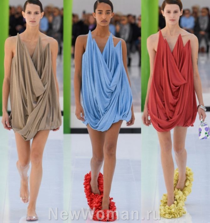 вечерние летние платья 2023 года из цветного тонкого трикотажа - длина выше колена, драпировки, "пики" из проволоки на лифе изделия.