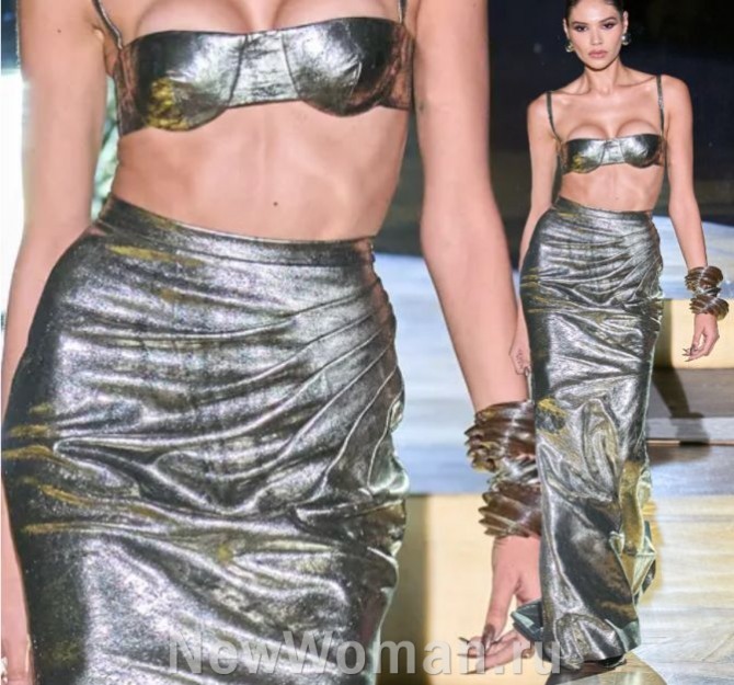 вечерний блестящий костюм секси - комплект из юбки и топа-бралетт из драпированной металлизированной кожи - тренды в вечерней женской одежде 2024 года, Нью-Йоркская Неделя моды