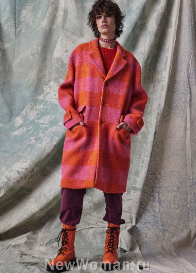 весенние пальто 2024 для девушек - стильный лук в интересной цветовой гамме, пальто оранжевого цвета с высокими цветными ботинками на шнуровке - фото из коллекции Moschino (Италия)