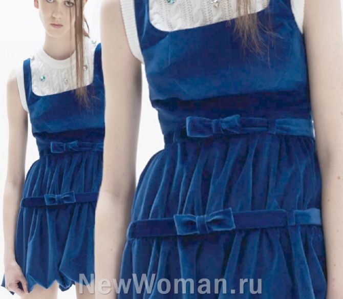 платье-сарафан из велюра, декорированный плоскими небольшими бантами - мода для девушек 2024 года из Италии