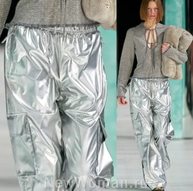 тренды женского брючного стиля 2024 года - брюки-карго из зеркальной "космической ткани металлик, на поясе-резинке, широкие, прямые, с большими накладными боковыми карманами на штанинах, цвет - серебро