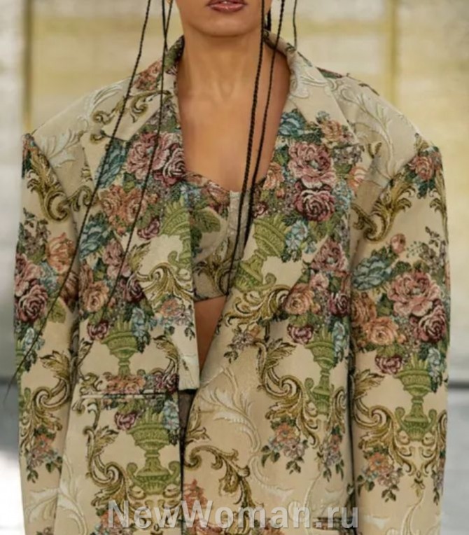 женский костюм с шортами с жакетом оверсайз и гобеленовым цветочным поттерном - подиум 2024 год