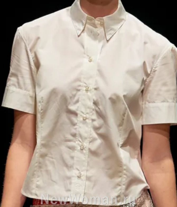 светлая однотонная блузка навыпуск с короткими рукавами в стиле 70-х