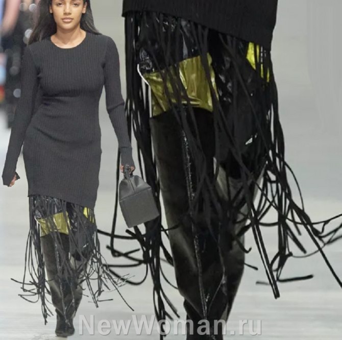 трикотажное платье-свитер в резинку черного цвета с длинной бахромой на подоле - подиум 2024 года