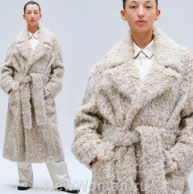 шикарное сочетание мехового пальто песочного цвета из искусственного кудрявого меха барашек и белой обуви, белых брюк и белой блузки - европейская зимняя мода 2024 года
