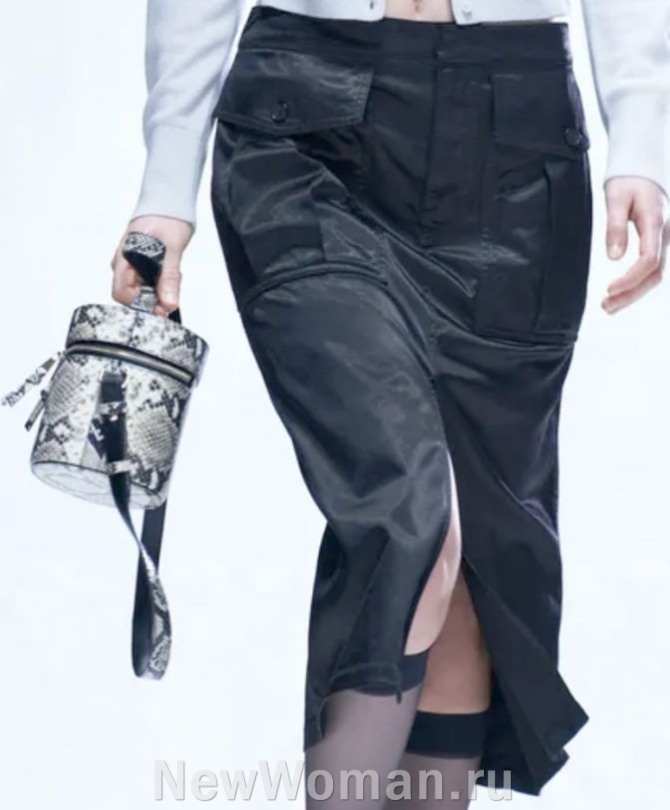 блестящая черная юбка-карандаш из плащевой ткани Moncler, большие накладные карманы, высокий разрез на юбке по центральному переднему шву