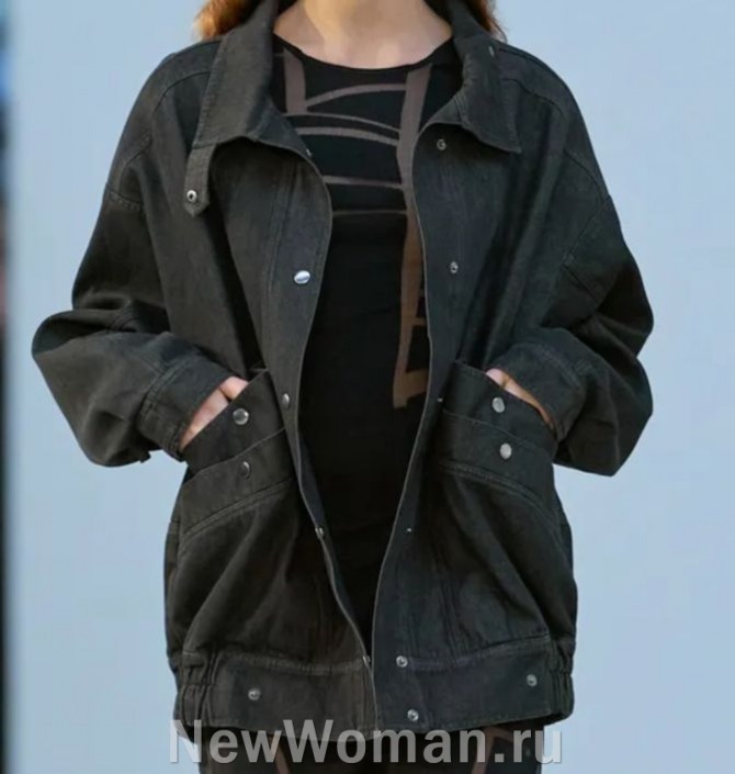 модная женская джинсовая куртка-парка длиною до середины бедра с поясом-резинкой по низу, с большим количеством металлических заклепок, цвет - темно-серый, без капюшона