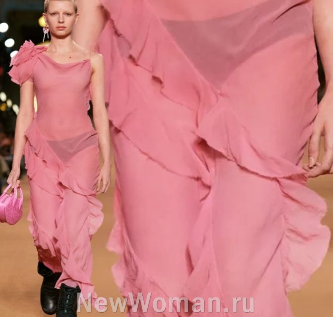 красивое пыльно-розовое вечернее шифоновое полупрозрачное платье 2024 года с декором из воздушных шифоновых косых воланов