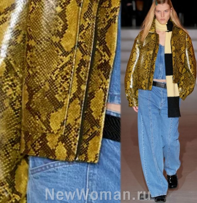 женская укороченная куртка-косуха из коричнево-желтого винила с змеиным принтом