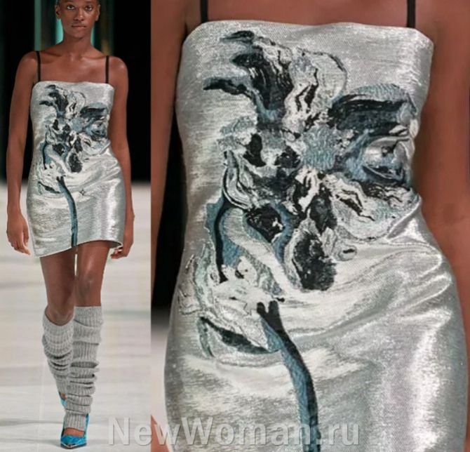 короткое платье-слип, платье-комбинация из металлизированной ткани света серебра с вышивкой на черных узких бретелях - тренды 2024