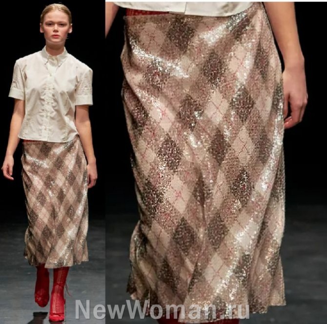 юбки 2024 года с принтами - юбка годе миди из трикотажа масло с шотландским клетчатым принтом аргайл