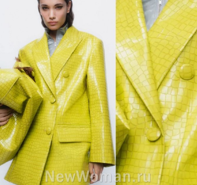модные пулупальто для женщин на 2024 год - желтое принтованное под кожу змеи пальто длиною до середины бедра - однобортное из искусственной кожи